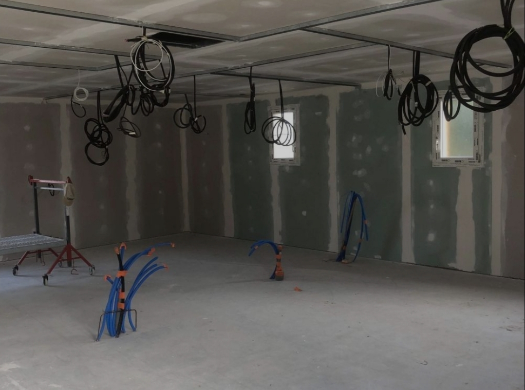 Electricien installant un tableau électrique neuf dans une maison à Arras